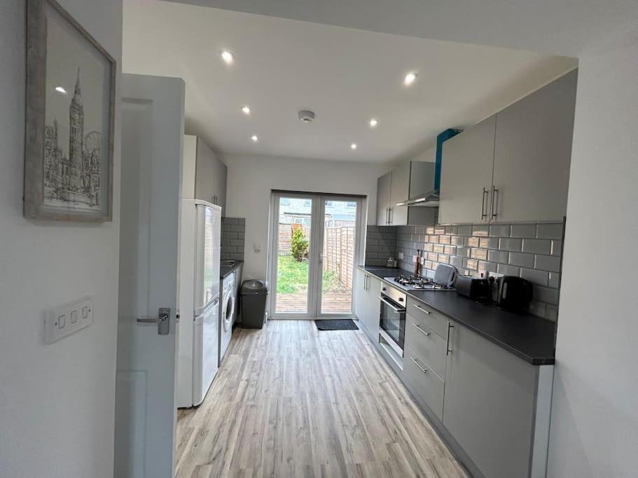 Bali Bliss Garden Flat With Parking Apartment Enfield Exterior photo